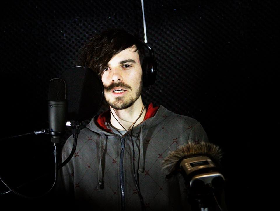 Sébastien enregistre un chant en studio, le 14 Janvier 2015